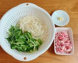 豚バラとニラもやし炒め☆作り方1写真