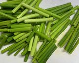カリカリ豚とニンニクの芽の中華炒め作り方1写真