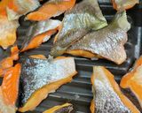 焼いて混ぜるだけ！鮭の混ぜごはん作り方1写真