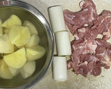 あごだしつゆで鶏肉とじゃがいもの煮物作り方1写真