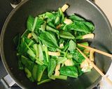お弁当にも！小松菜と油揚げの塩炒め作り方3写真
