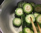 豚バラ肉とゴーヤーまるごとの煮物作り方3写真