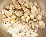 簡単　おつまみ✨鶏皮にんにく醤油炒め作り方2写真