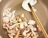 簡単　おつまみ✨鶏皮にんにく醤油炒め作り方3写真