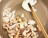 簡単　おつまみ✨鶏皮にんにく醤油炒め作り方3写真