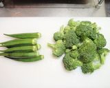 オクラとブロッコリーとナッツの温サラダ作り方2写真