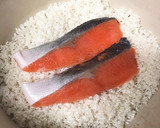 骨なし鮭の切身で☆鮭バター炊き込みごはん作り方1写真