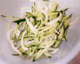 キュウリとタマネギのサラダ☆マヨ酢醤油味作り方3写真