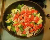 簡単ヘルシー豚肉キュウリトマトの醬油炒め作り方3写真