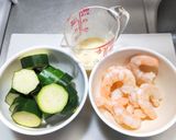 ズッキーニとエビのピリ辛マヨネーズ炒め作り方1写真