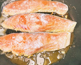 簡単　鮭のムニエルオニオンソース作り方5写真