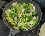 ブロッコリーときのこと鶏肉のうま塩炒め作り方11写真