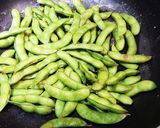 フライパンで簡単に！蒸し焼き枝豆♪作り方2写真