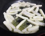簡単つまみ♡イカとキュウリの塩レモン炒め作り方4写真