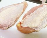 簡単、絶品！フワフワ鶏胸肉の茹で鶏。作り方1写真