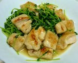 鶏むね肉と豆苗のニンニクバター炒め作り方7写真