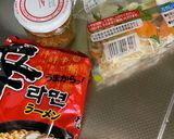 辛ラーメンの、卵ウインナー野菜入り作り方1写真