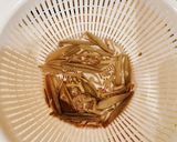 じゅんさいと三つ葉の味噌汁作り方1写真