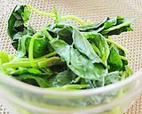 心地よいぬめりのモロヘイヤと蕪の梅肉和え作り方3写真