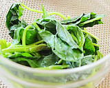 心地よいぬめりのモロヘイヤと蕪の梅肉和え作り方3写真