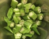 揚げ玉入り　オクラとお豆腐のお味噌汁　作り方1写真