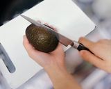 【簡単】『アボカドのお刺身♡』(切り方)作り方1写真