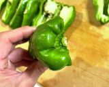 種も全部入り!丸ごとピーマンの簡単炒め作り方3写真