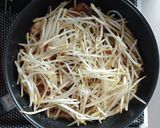 材料2つ☆豚コマもやしの簡単味噌炒め。作り方3写真
