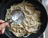 材料2つ☆豚コマもやしの簡単味噌炒め。作り方4写真