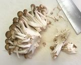 簡単味つけ！しめじと鶏肉のバタポン炒め作り方1写真