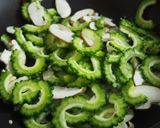 苦みが美味ゴーヤと椎茸のペペロンチーノ！作り方4写真