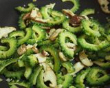 苦みが美味ゴーヤと椎茸のペペロンチーノ！作り方5写真