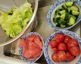 食卓を華やかにグリルチキンと果物のサラダ作り方1写真