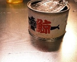 鯨肉の缶詰とタマネギのいため煮作り方1写真
