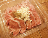 簡単酒肴☆豚タンの青ネギザーサイ炒め作り方1写真