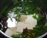 簡単！ニラと生きくらげのお味噌汁作り方2写真