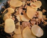 カブと豚コマの旨味生姜炒め作り方4写真