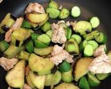 茄子きゅうり豚肉のカレー炒め作り方2写真