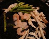 簡単☆美味♪エビと茸のレモンバターパスタ作り方2写真
