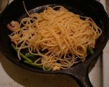 簡単☆美味♪エビと茸のレモンバターパスタ作り方3写真