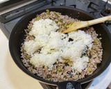 まな板いらず！挽肉と高菜のチャーハン作り方3写真