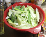 冷凍の牛丼にネギと卵を加えたん作り方1写真