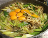 冷凍の牛丼にネギと卵を加えたん作り方4写真