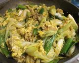 冷凍の牛丼にネギと卵を加えたん作り方5写真
