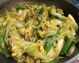 冷凍の牛丼にネギと卵を加えたん作り方5写真