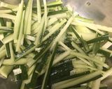 胡瓜と鶏皮のガーリックポン酢作り方1写真