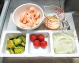 エビとアボカドにトマトのピリ辛マヨ炒め作り方1写真