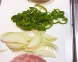 豚コマ生姜焼きとミニトマトのピザトースト作り方1写真