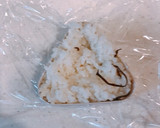100均容器で、鮭マヨ塩こんぶのおにぎり作り方3写真