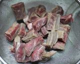 中落ちカルビとこんにゃくの煮もの作り方1写真